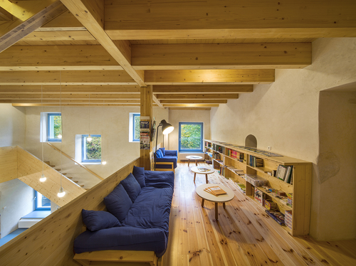 V interiéru hraje hlavní roli dřevo, tu a tam doplněné modrým akcentem.