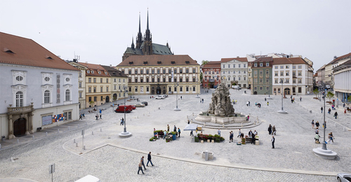 Zelný trh v Brně – pohled od východu: centrální plocha náměstí je vydlážděna do vějířů z žulových štípaných kostek – jedná se o již použité kostky s ohlazeným povrchem; organizace prostoru plně rehabilituje postavení a důle