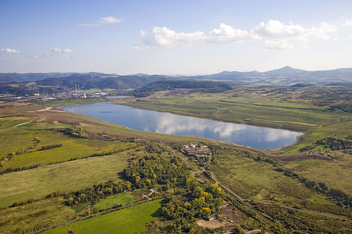 Největší české rekultivační jezero Milada má rozlohu 252,2 ha, průměrnou hloubku 15 m, maximální hloubku 24,7 m a objem vody činí 35,6 mil. m3; od roku 1991 do roku 2014 bylo na rekultivaci vynaloženo téměř 5,4 mld. Kč; zdroj: Jezero Mi