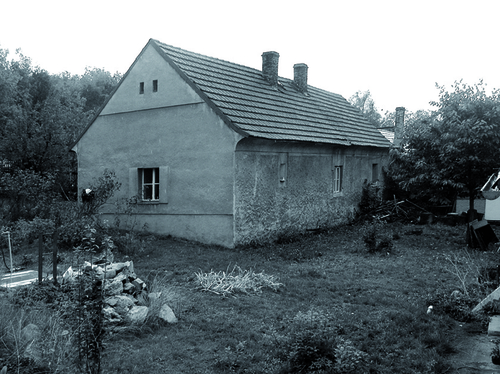 Původní dům se sedlovou střechou s keramickými taškami byl, v logice okolní zástavby, osazen rovnoběžně s vrstevnicemi kopce Aloisova; foto: archiv autorů.