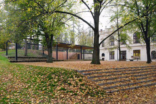 Park u Smetanova domu doplnil pavilon se zelenou střechou k pořádání kulturních akcí a s posezením pod vzrostlými stromy.