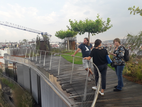 Střešní terasy poskytují netradiční výhled na pražské panorama.