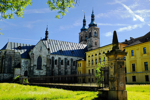 Opatský kostel Zvěstování Páně v Teplé ukrývá relikviář blahoslaveného Hroznaty, zakladatele kláštera a patrona plzeňské diecéze; foto: Lubor Ferenc, Wikimedia Commons.