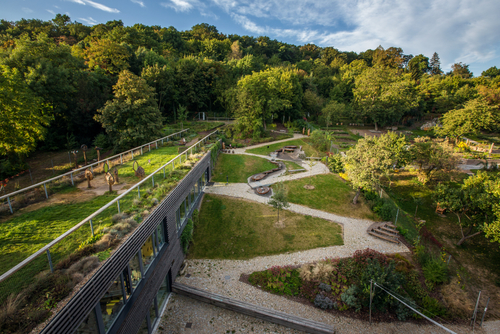 Procházka Město a klimatická změna, pořádaná časopisem ERA21 v rámci říjnového Dne architektury, nás zavede mimo jiné do centra Otevřená zahrada v Brně (Projektil architekti, 2012), které je inspirativním příkladem ekologicky šetrné