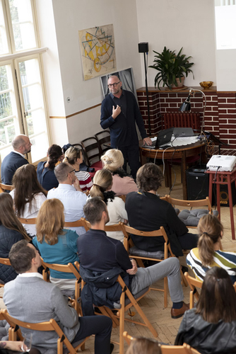 Architektům přednáší Erwin van Handenhoven, šéf designu skupiny Hager.