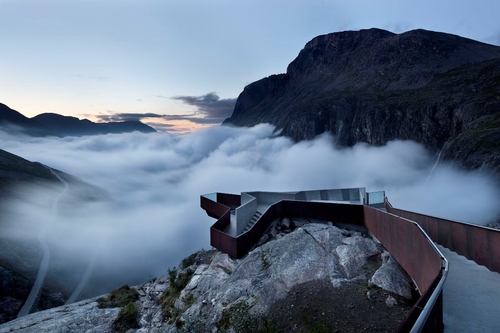 Reiulf Ramstad Arkitekter: Návštěvnické centrum Trollstigen, 2012; zdroj: Kruh.