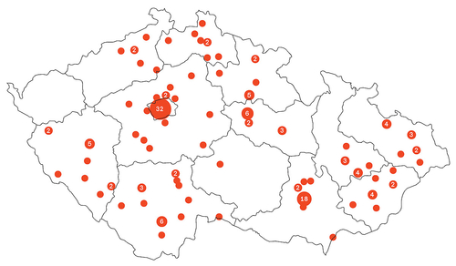 1: Mapa realizovaných staveb v České republice na základě architektonické soutěže s členěním na kraje; bod v mapě reprezentuje jednu stavbu, případně jejich konkrétní vyšší počet; zdroj dat: Tomáš Zdvihal, CBA).