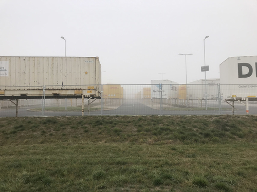 Kontejnery „uvízlé“ na pevnině, Amazon Dobrovíz, 2019; foto: Kateřina Frejlachová.