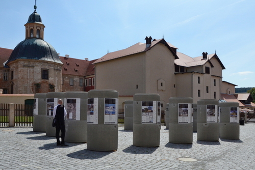 Výstava nominovaných děl České ceny za architekturu 2020  před budovou NTM v Plasích; zdroj: RAKO.