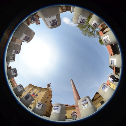 Výstava nominovaných děl České ceny za architekturu 2020  před budovou NTM v Plasích; zdroj: RAKO.