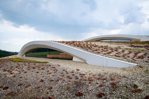 Vítěz loňského ročníku Adapterra Awards v kategorie Pracovní prostředí: zelená výrobní hala Železný; zdroj: Adapterra Awards.