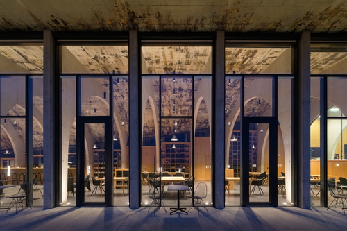 Čelní pohled dovnitř showroomu.