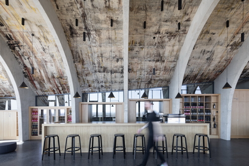 Koncept výtvarného řešení od Patrika Hábla pracuje s interpretací geologických, archeologických a historických vrstev příznačných pro region; odráží barevnou škálu zeminy, jejíž složení je základem kvality zdejší vinné révy.