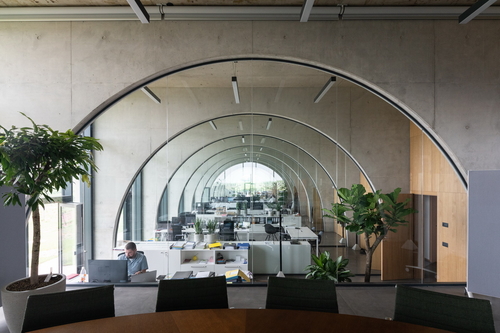 Na návštěvnické centrum navazuje administrativní část pro vedení firmy a zaměstnance vinařství; kanceláře jsou řazeny za sebou a odděleny skleněnými příčkami s možností uzavření roletami, aby byl stále čitelný motiv klenby.