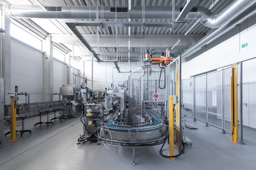 Plnírna lahví v nižší hale.