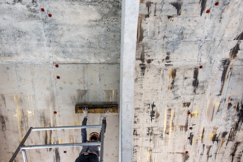 Malíř Patrik Hábl při práci; foto: Pavel Barták.