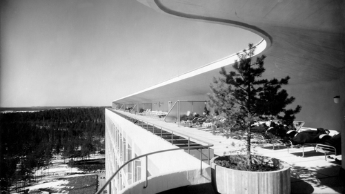 Aino a Alvar Aaltovi: finské sanatorium Paimio pro léčbu tuberkulózy (1933); pacienti na terase v sedmém patře během terapie sluncem a čerstvým vzduchem v tichosti a vleže; foto: Gustaf Welin / Nadace Alvara Aalta.