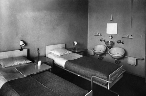 Aino a Alvar Aaltovi: finské sanatorium Paimio pro léčbu tuberkulózy (1933); interiér pokoje se speciálně navrženým vybavením; foto: Gustaf Welin / Nadace Alvara Aalta.