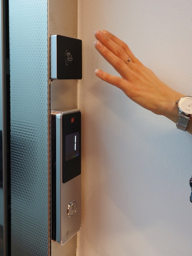 Ovládání výtahu gesty; <br>zdroj: LIFT COMPONENTS.