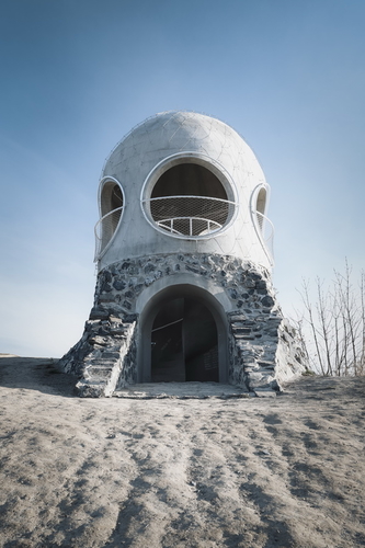 Tvůrci se inspirovali vzhledem objektů lehkého opevnění z dob druhé světové války, dosud roztroušených v okolních lesích; foto: Matěj Chabera.