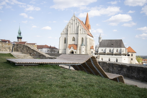 ORA: vyhlídková lavička ve Znojmě, 2020; městský mobiliář v areálu rotundy sv. Kateřiny kombinující lavičku s lehátkem; foto: ORA.