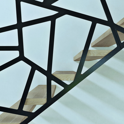 Třmenové schodiště OPERA s atypickým laserovaným zábradlím; zdroj: JAP FUTURE.