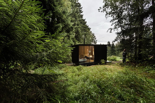 Chatka Tiny House Done skýtá výhled do okolní přírody; foto: Jan Faukner.