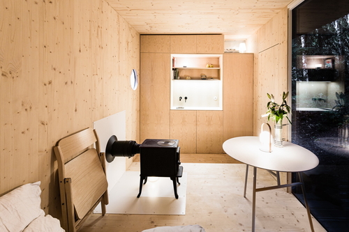 Interiér v prosklené části chatky; foto: Jan Faukner.