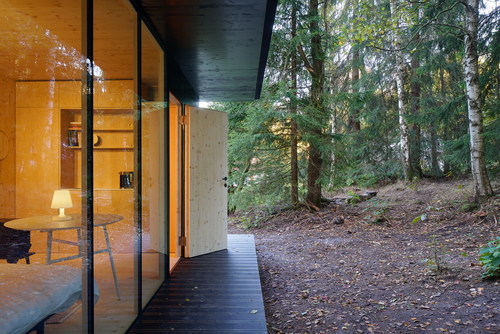 Vstupní dveře s klikou DENY v povrchové úpravě titan černý mat; foto: Jan Kuděj.