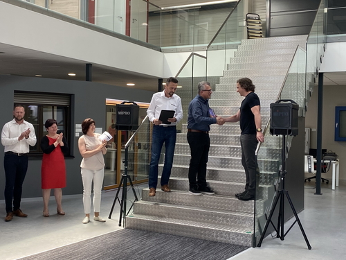 Předávání ceny společnosti Vekra autorovi projektu domu Na Sylvánu Jiřímu Zábranovi z ateliéru PRO-STORY; zdroj: VEKRA.