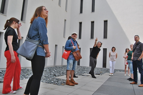 Prohlídka oceněného bytového domu; zdroj: VEKRA.