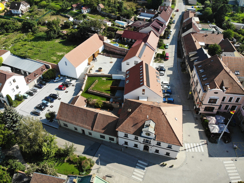 Letecký pohled na sestavu objektů židlochovického komunitního centra s radnicí.