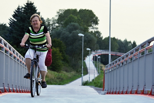 Lhotecká cyklostezka otevřená v roce 2014 vyřešila bezpečnost provozu cyklistů na frekventované silnici II/611 mezi Sadskou a Poděbrady; zdroj: Partnerství pro městskou mobilitu, z. s. 