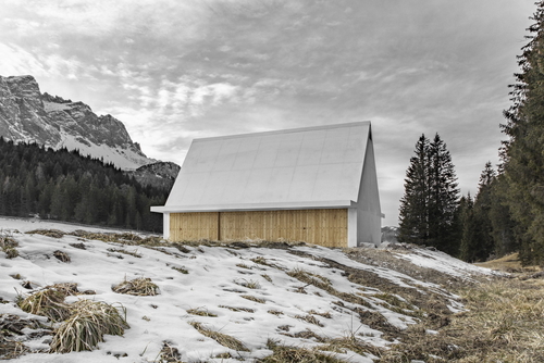 Servisní budova průsmyku Kreuzbergpass u vstupu do jednoho z národních parků v Dolomitech (2020); foto: Gustav Willeit.