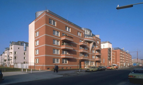 John Eisler, Emil Přikryl, Jiří Suchomel: obytný dům pro IBA v Berlíně, 1982–1985; foto: archiv Jiřího Suchomela.