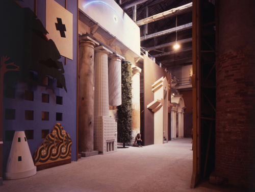 Výstavní ulice Strada Novissima na bienále architektury v Benátkách v roce 1980; zdroj: archiv Paola Portoghesiho.