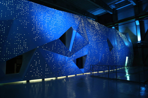 Datovém centru LUMI ve Finsku. Podsvětlené panely dokonale zachycují technickou atmosféru místa, ve kterém se nachází jeden ze světových superpočítačů a slouží výzkumu.; zdroj: Ruukki®.