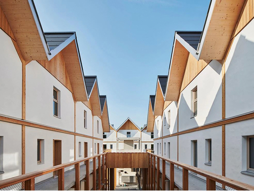 Atelier Schmidt: bytové domy Bombasei ve švýcarském Nänikonu (2020); čtyřpodlažní prefabrikovaná dřevěná konstrukce s výplní ze slaměných balíků; foto: Damian Poffet.
