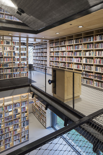 Do tří nadzemních pater o velmi malém půdorysu je integrována typologie knihovny s domácí atmosférou, připomínající velikostí útulný obývák.