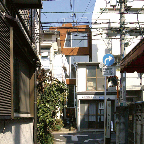 Vlastní dům a ateliér studia Bow-Wow v Tokiu je řešen jako plynoucí spojitý prostor přes několik pater a mezaninů (viz ERA21 #03/2014); zdroj: Bow-Wow.