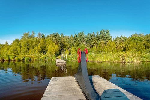 Nedaleko břehu rybníka se nachází dřevěná platforma, ke které se lze přitáhnout vorem na laně. 