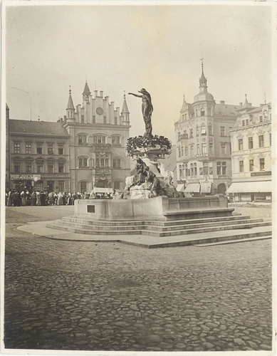 Historické foto kašny Děčín; zdroj: statutární město Děčín.