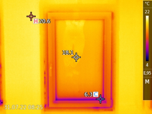Termokamera ukázala, že i u zcela nového okna, které není dostatečně kvalitně provedeno, může docházet k výraznému úniku tepelné energie. Zdroj: VEKRA