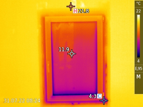 Test termokamerou u okna z roku 2003 potvrdil nedostatečné tepelně izolační vlastnosti a velký únik tepla. Zdroj: VEKRA