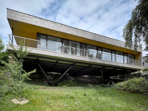 Rodinný dům ve Mšeně, Jablonec nad Nisou (2013); jednopodlažní kvádrovou dřevostavbu nese ocelový rošt spřažený s betonovou deskou; foto: Filip Šlapal.