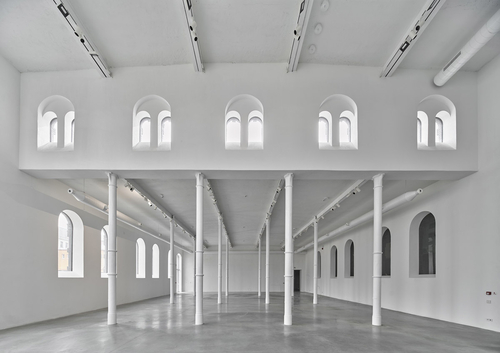 Největší výstavní sál dříve sloužil jako vepřová porážka; původní litinové sloupy byly repasovány a opatřeny bílým nátěrem; strohý interiér převážně v šedé a bílé barvě poskytuje neutrální pozadí pro vystavovaná dí