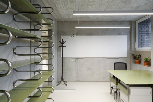 V podobném duchu jsou vybaveny kancelářské prostory v prvním patře přístavby.