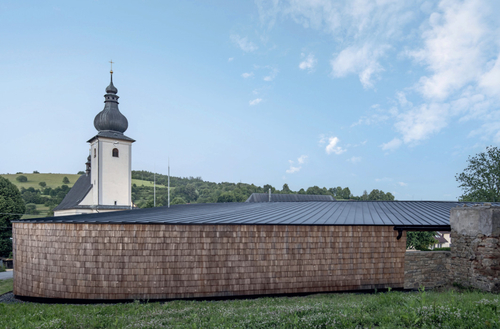 Novostavba kopíruje hranice parcely a navazuje na torzo kamenné zdi bývalého hospodářského stavení.