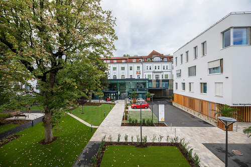 Rekonstrukce a dostavba areálu nemocnice sv. Josefa v 13. vídeňském okrsku byla dokončena v roce 2022 pod vedením DELTA Group.