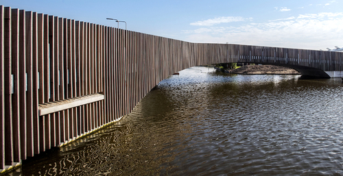 Most přes kanál Vlotwatering je architektonicky navržen tak, aby mohl sloužit zároveň jako úkryt netopýrů. zdroj: NEXT architects.